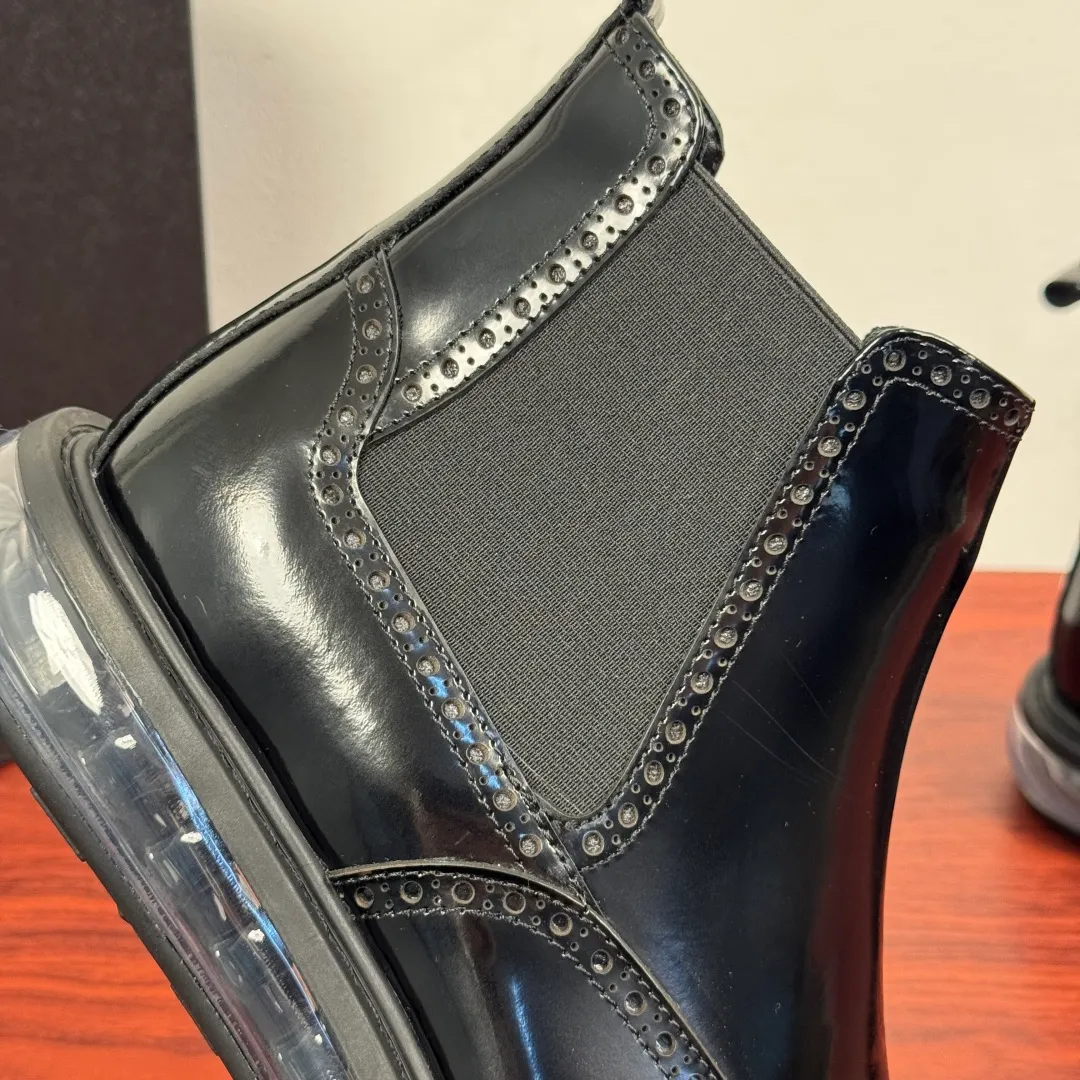 Batch 1020 Prada/Prada classic men's high-top air-cushion casual leather shoes, business formal leather shoes! Exclusive new air-cushion short boots for autumn and winter. Made in Guangdong, please pay attention to the details and pursue high quality. Italian original open-edge bead/matte calfskin styles are available. Low-key luxury, geometric tailoring, motorcycle imported from Germany, precision stitching, simple glossy classic European and American style, clear water chestnuts, brogue carving process, elastic band at the shoe opening, easy to put on and take off, standard formal wear, full calfskin lining, unique gold label foot pad from P family, heel webbing lift, stable and comfortable upper foot, original ultra-soft air cushion outsole, silver label PRADA letter logo decoration on the heel, rubber bottom wrapping, high comfort, excellent anti-slip performance, stitching technology Does not take off the sole, more durable, 3.5CM thick sole, more adaptable, can enter and exit various occasions, fine workmanship, clear edges and corners of the shoe shape, perfect as a work of art, quality assurance, complete package! Size: 38-39-40-41-42-43-44 Leather shoe size Item number: 2TG245 Open edge beads